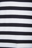 Camiseta blanca polo con diseño de rayas horizontales negras