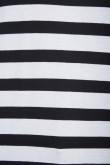 Camiseta blanca polo con diseño de rayas horizontales negras