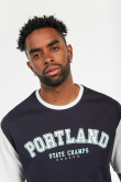 Camiseta azul con texto college de Portland y cuello redondo