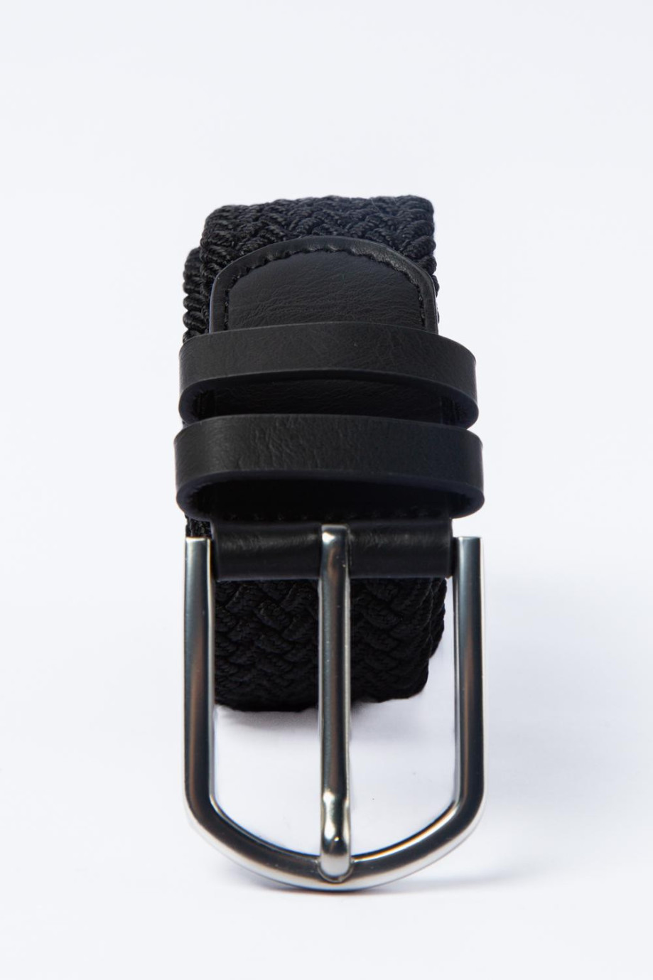 Cinturón negro trenzado con hebilla metálica y doble trabilla