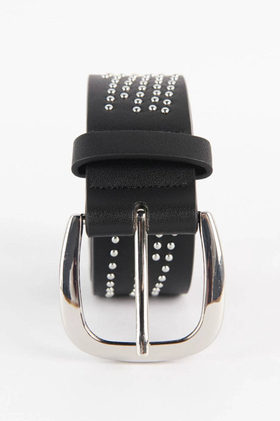 Cinturón negro con hebilla cuadrada y puntos metálicos decorativos