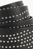 Cinturón negro con hebilla cuadrada y puntos metálicos decorativos