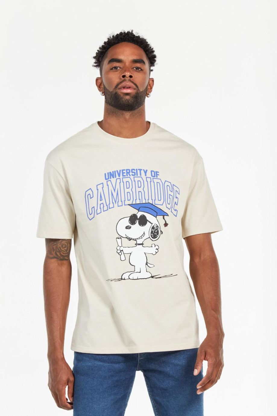 Camiseta cuello redondo kaky clara con arte college de Snoopy & Cambridge
