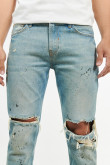 Jean azul medio skinny con rotos y estampados de manchas