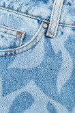 Jean azul medio tipo mom fit con diseños en láser