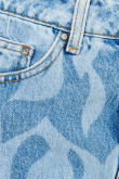 Jean azul medio tipo mom fit con diseños en láser