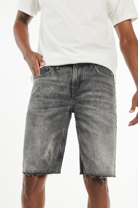 Bermuda slim gris en jean con deshilado en bordes inferiores
