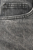 Bermuda slim gris oscura en jean con deshilado en bordes inferiores