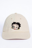 Gorra kaki clara tipo beisbolera con bordado de Betty Boop