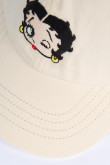 Gorra kaki clara tipo beisbolera con bordado de Betty Boop