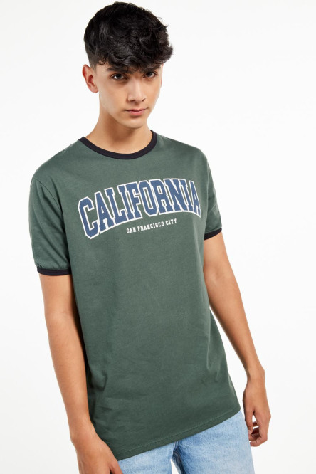 Camiseta verde oscura manga corta con contrastes y estampado college