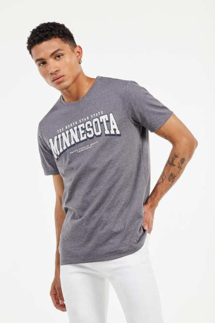 Camiseta cuello redondo gris oscura con letras blancas de Minnesota