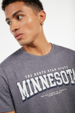 Camiseta cuello redondo gris oscura con letras college blancas de Minnesota