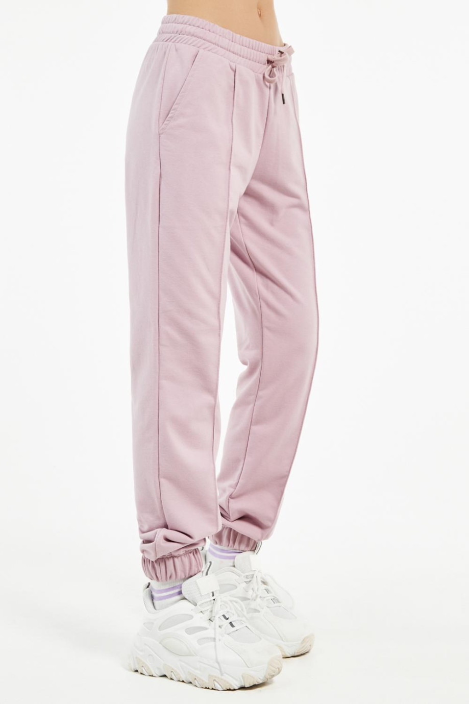 Pantalón unicolor jogger con estampado minimalista de letras