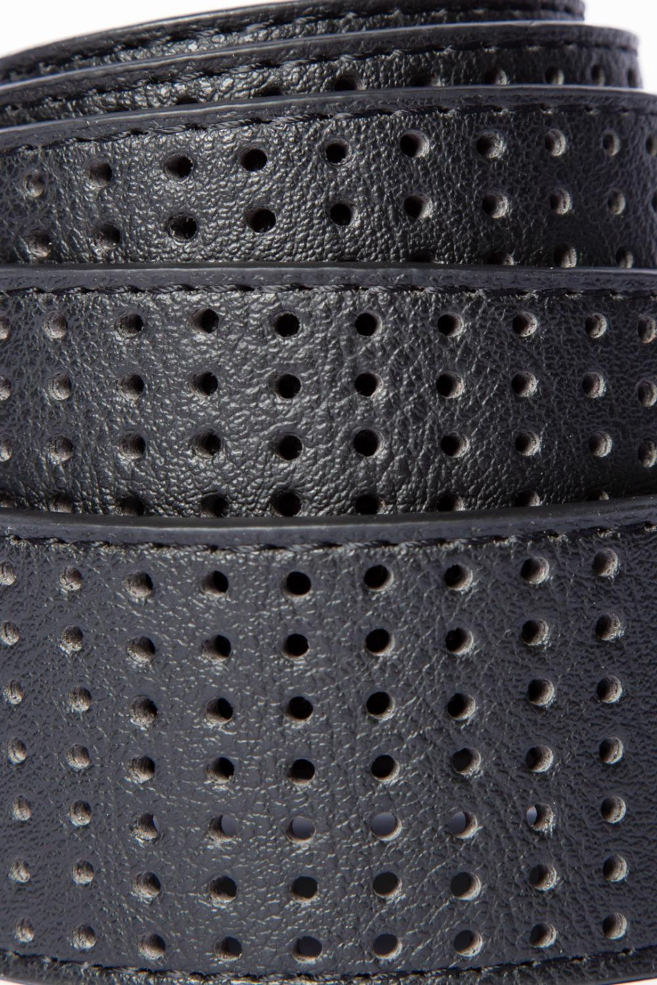Cinturón sintético negro con hebilla metálica y texturas de puntos