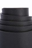 Cinturón sintético liso negro con hebilla metálica cuadrada