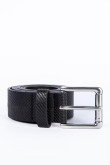 Cinturón negro con texturas de líneas y hebilla metálica