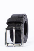 Cinturón negro con texturas de líneas y hebilla metálica