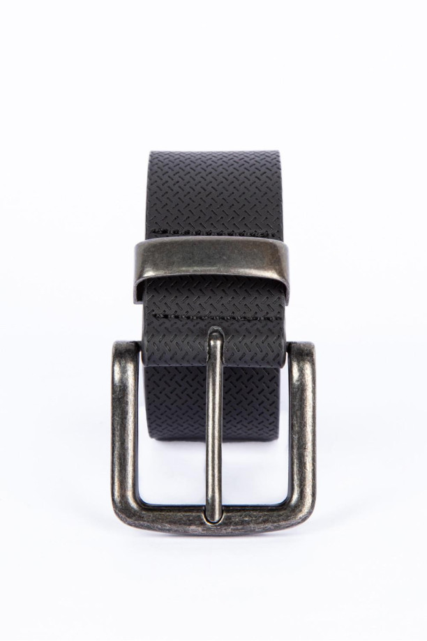 Cinturón negro con hebilla y detalles texturas
