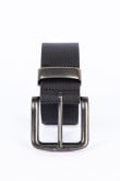 Cinturón negro con hebilla cuadrada y detalles con texturas