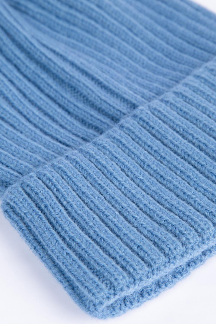 Gorro tejido azul medio con doblez ajustable y marquilla decorativa
