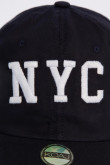 Gorra beisbolera azul intensa con bordado college de letras blancas