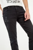 Jean negro tipo skinny con diseños de manchas y tiro bajo