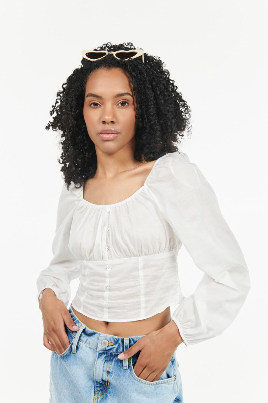 Blusa manga larga blanca con escotes y volantes decorativos