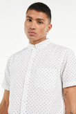 Camisa unicolor con cuello button down y diseños mini print