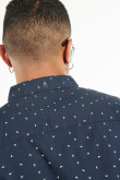 Camisa unicolor con cuello button down y estampados de mini print