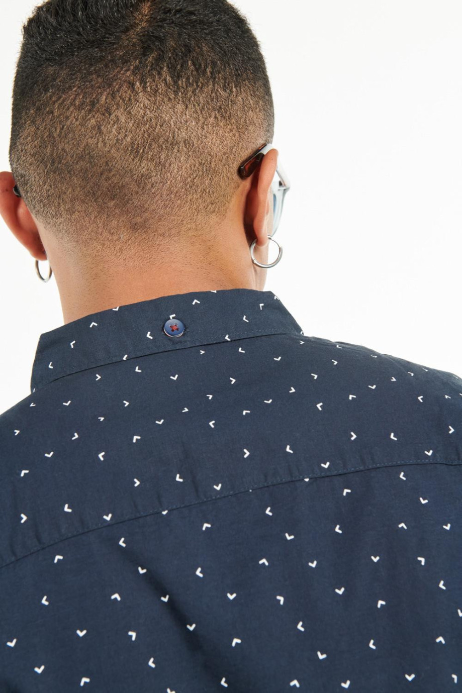 Camisa unicolor con cuello button down y estampados de mini print