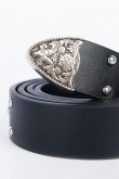 Cinturón sintético negro con hebilla, trabilla y puntera metálicas