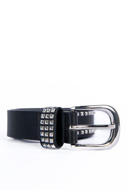 Cinturón negro con hebilla plateada y taches metálicos