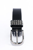 Cinturón negro con hebilla plateada y taches metálicos