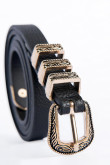 Cinturón sintético negro con texturas y hebilla dorada