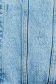 Chaqueta oversize azul clara en jean con bolsillos de parche