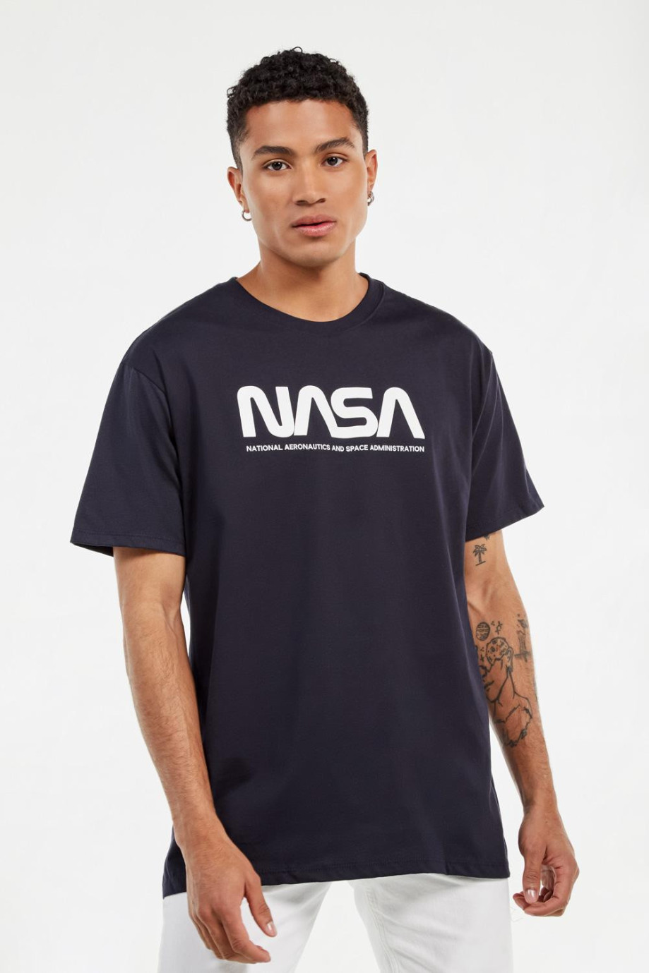 Camiseta cuello redondo unicolor con estampados de NASA