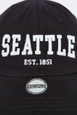 Cachucha beisbolera negra con bordado college blanco de Seattle en frente