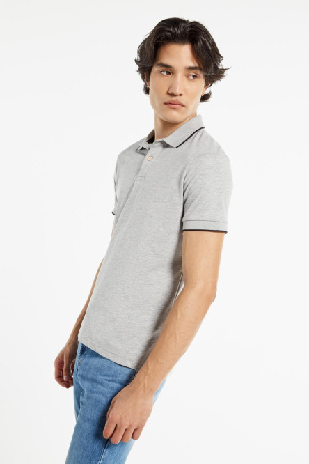 Camiseta gris medio tipo polo con tejidos rectilíneos en contraste