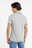 Camiseta gris medio tipo polo con tejidos rectilíneos en contraste