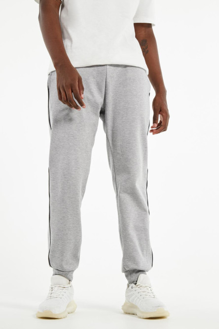 Pantalón jogger gris medio con bolsillos y sesgos laterales