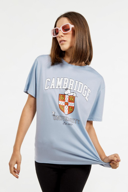 Camiseta cuello redondo azul clara con estampado de Snoopy & Cambridge