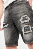 Bermuda slim gris oscura en jean con parches y rotos en frente