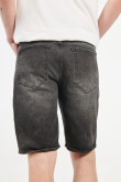 Bermuda slim gris oscura en jean con parches y rotos en frente