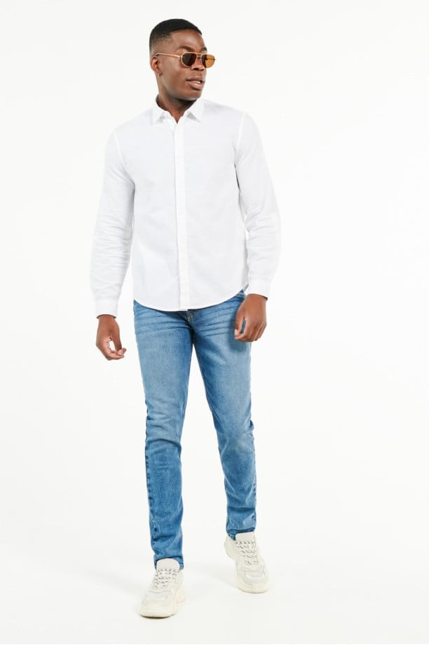 Camisa blanca de manga larga para hombre con charreteras
