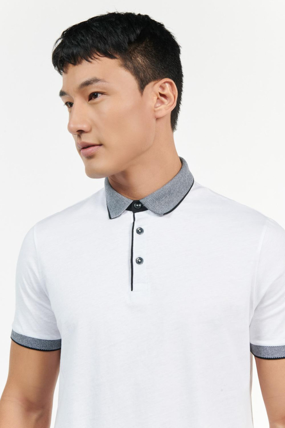 Camiseta polo manga corta unicolor con cuello y puños en contraste
