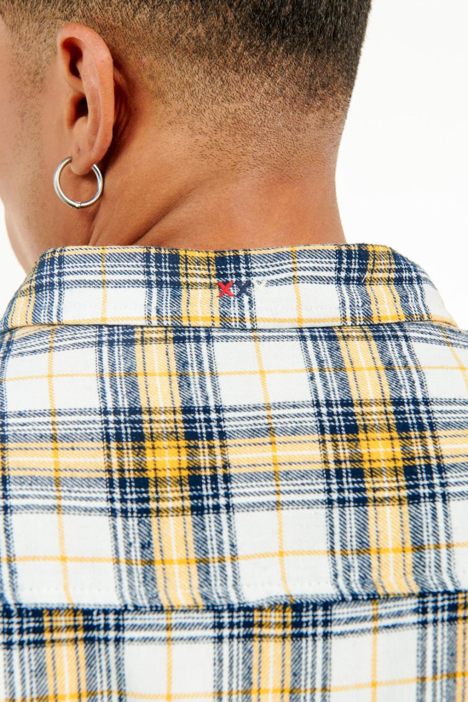 Camisa con cuello button down manga larga con diferentes motivos de cuadros para las diferentes ocasiones de uso.