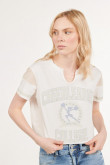 Camiseta manga corta unicolor con estampado deportivo y abertura en V