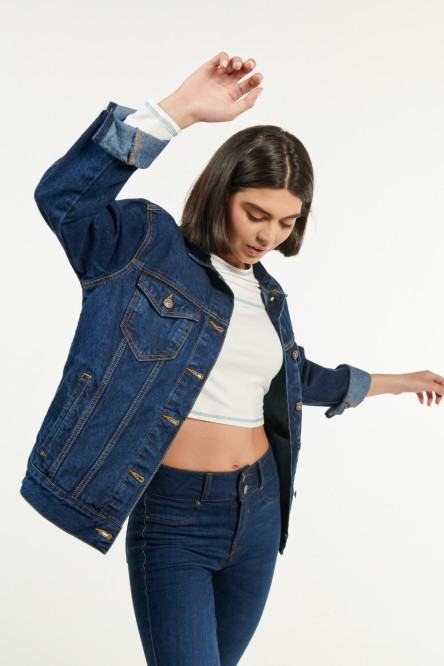 Chaqueta oversize azul oscura en jean con botones metálicos en frente