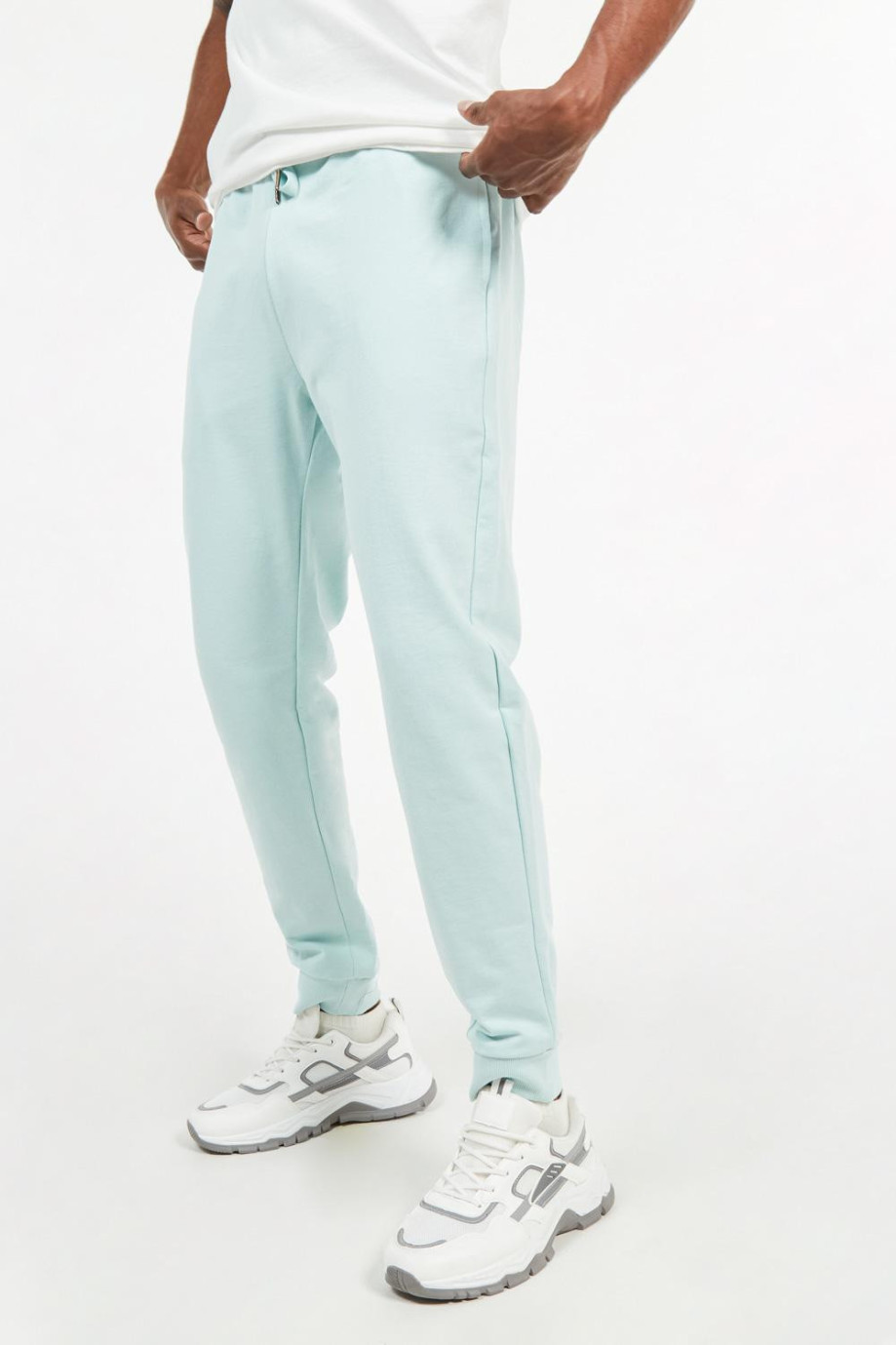Pantalón jogger unicolor con bolsillos y cordón en cintura